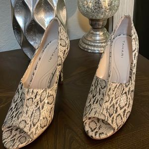 Tahari 'Walden' Peep Toe pump snake print Sz 8.5M